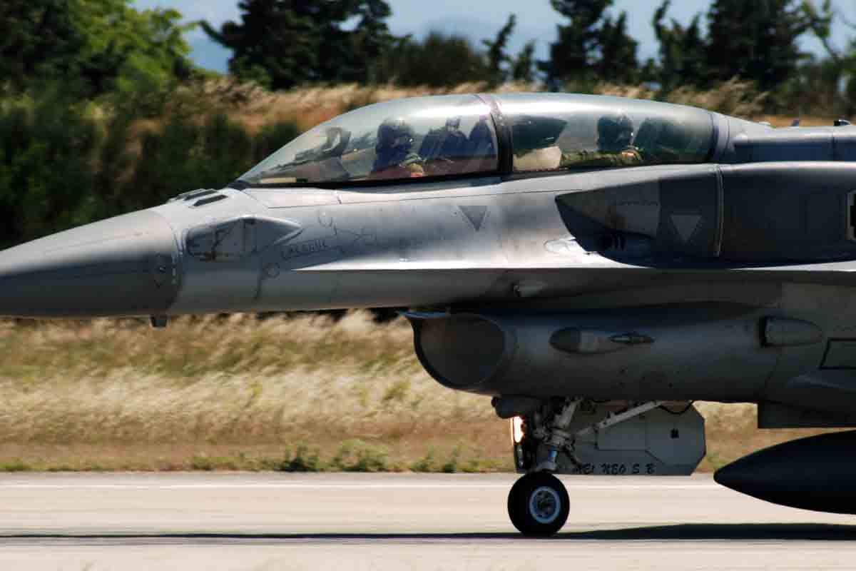 un F-16D+ è già allineato in pista pronto al decollo 9v.af_F-16D close up